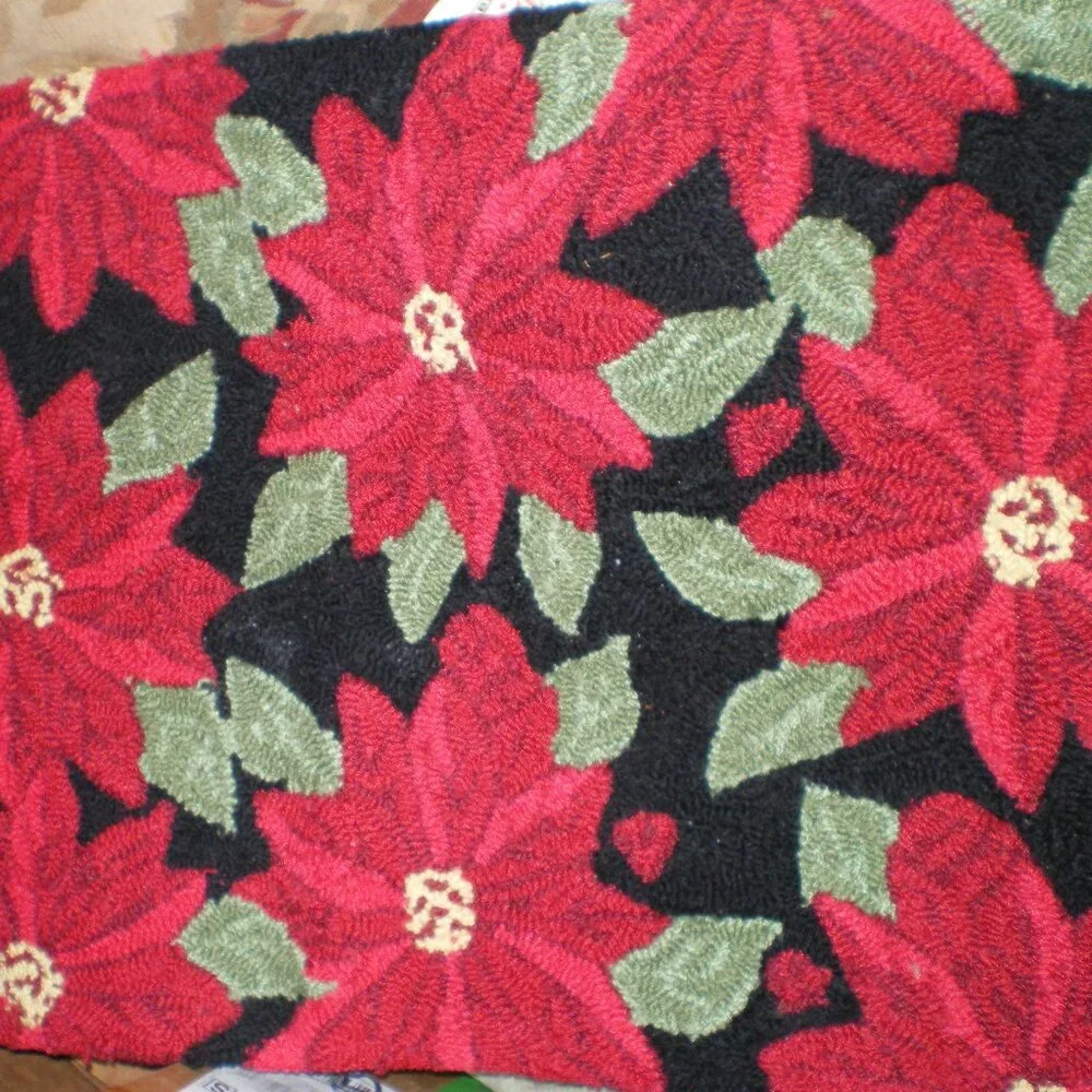 Red Poinsettia Hooked Holiday Accent Rug